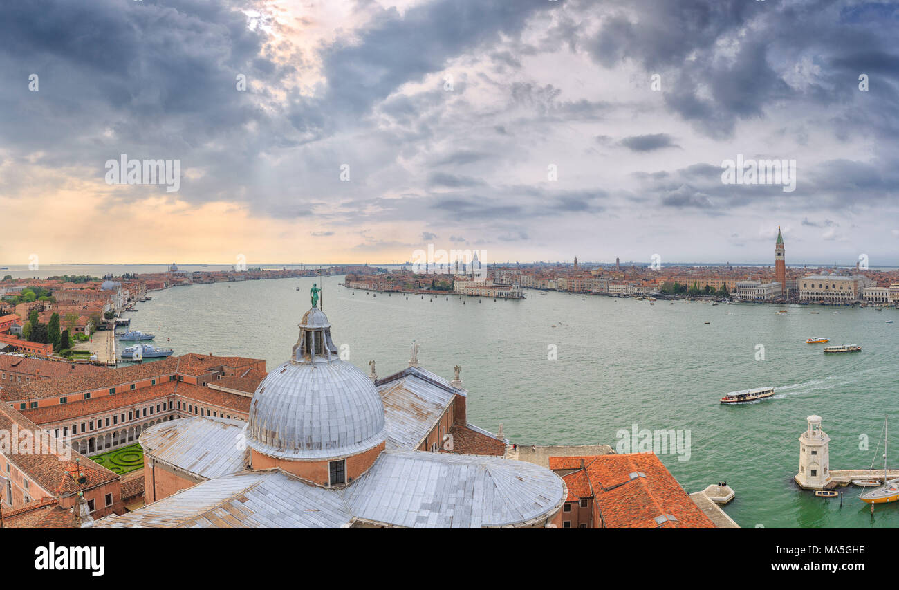 Lookout du clocher de San Giorgio avec le canal Giudecca au premier plan, Venise, Vénétie, Italie. Banque D'Images
