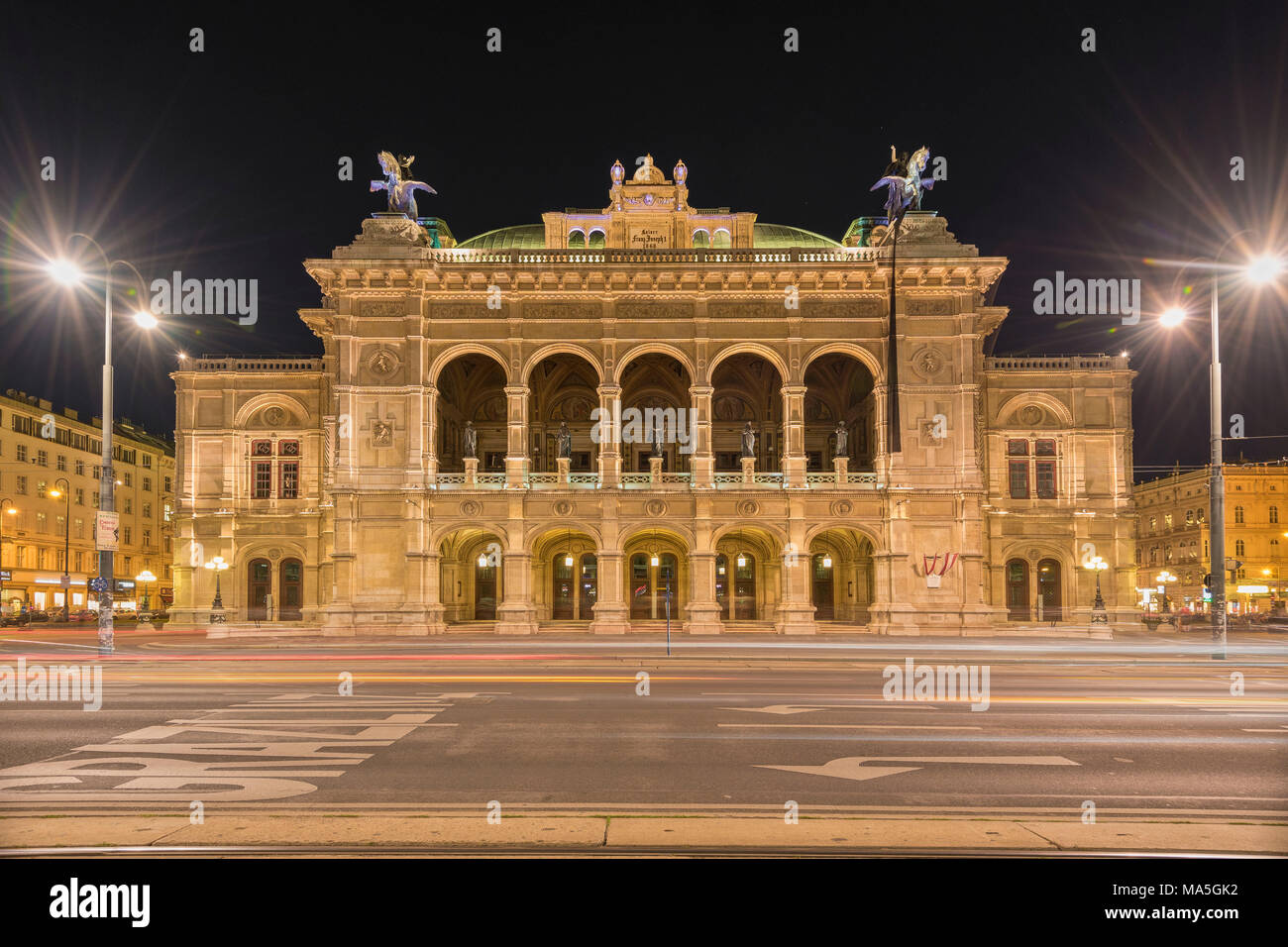 Vienne, Autriche, Europe. L'Opéra de Vienne la nuit Banque D'Images