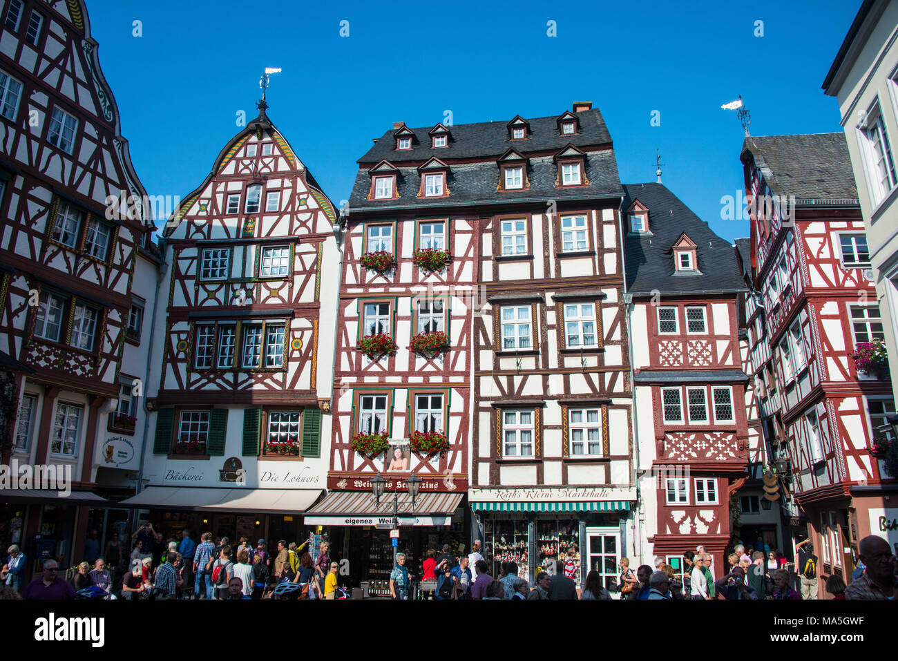 Maisons à colombages de la place du marché de Bernkastel-Kues, vallée de la Moselle, Rhénanie-Palatinat, Allemagne Banque D'Images