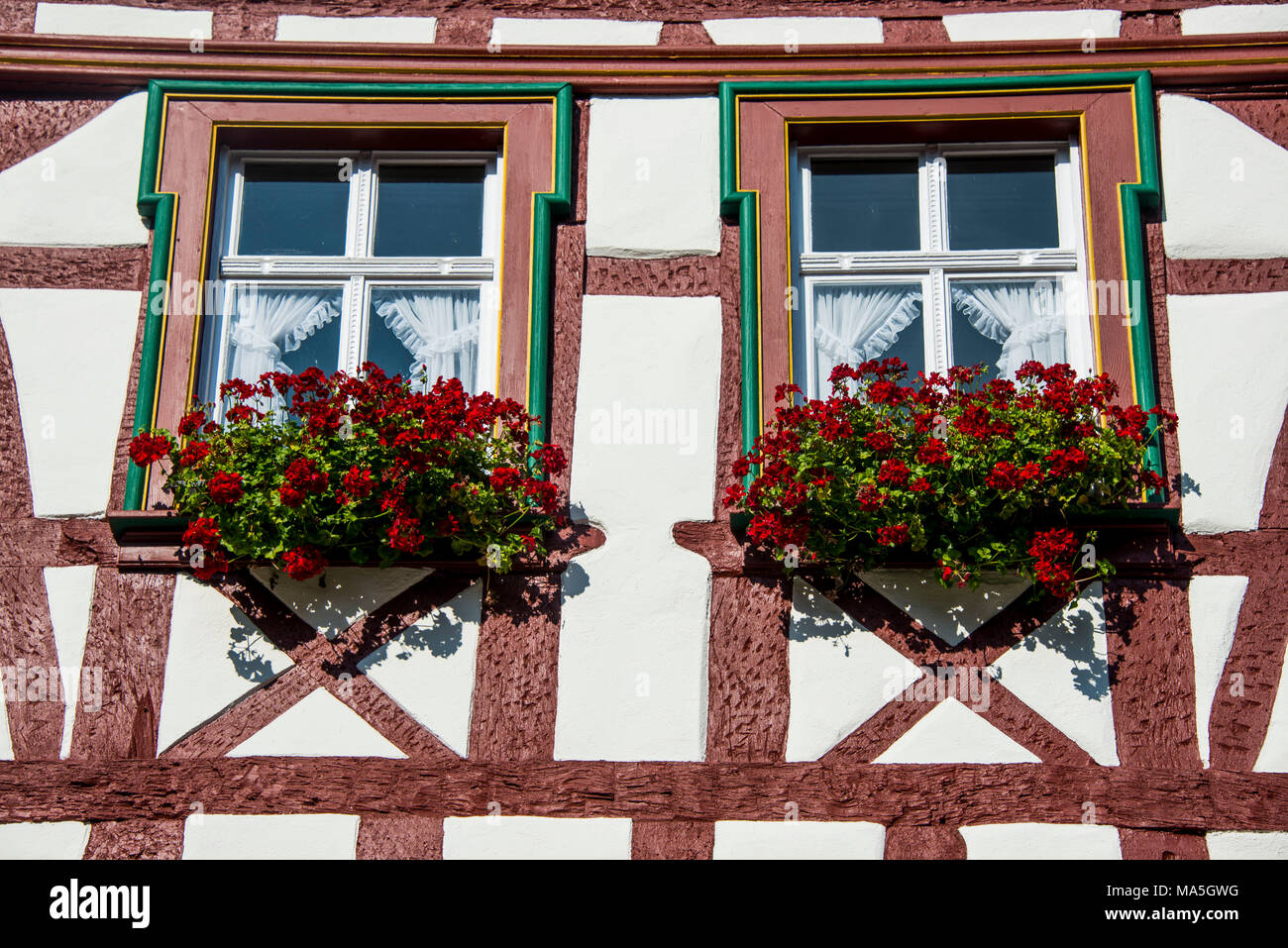 Maisons à colombages de la place du marché de Bernkastel-Kues, vallée de la Moselle, Rhénanie-Palatinat, Allemagne Banque D'Images