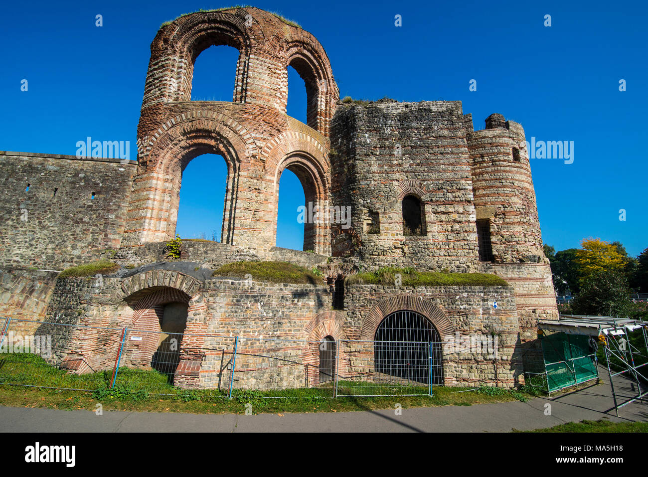 Ruines baignoire impériale romaine de Trèves, patrimoine mondial de l'UNESCO, la vue de la vallée de la Moselle, Trèves, Rhénanie-Palatinat, Allemagne Banque D'Images