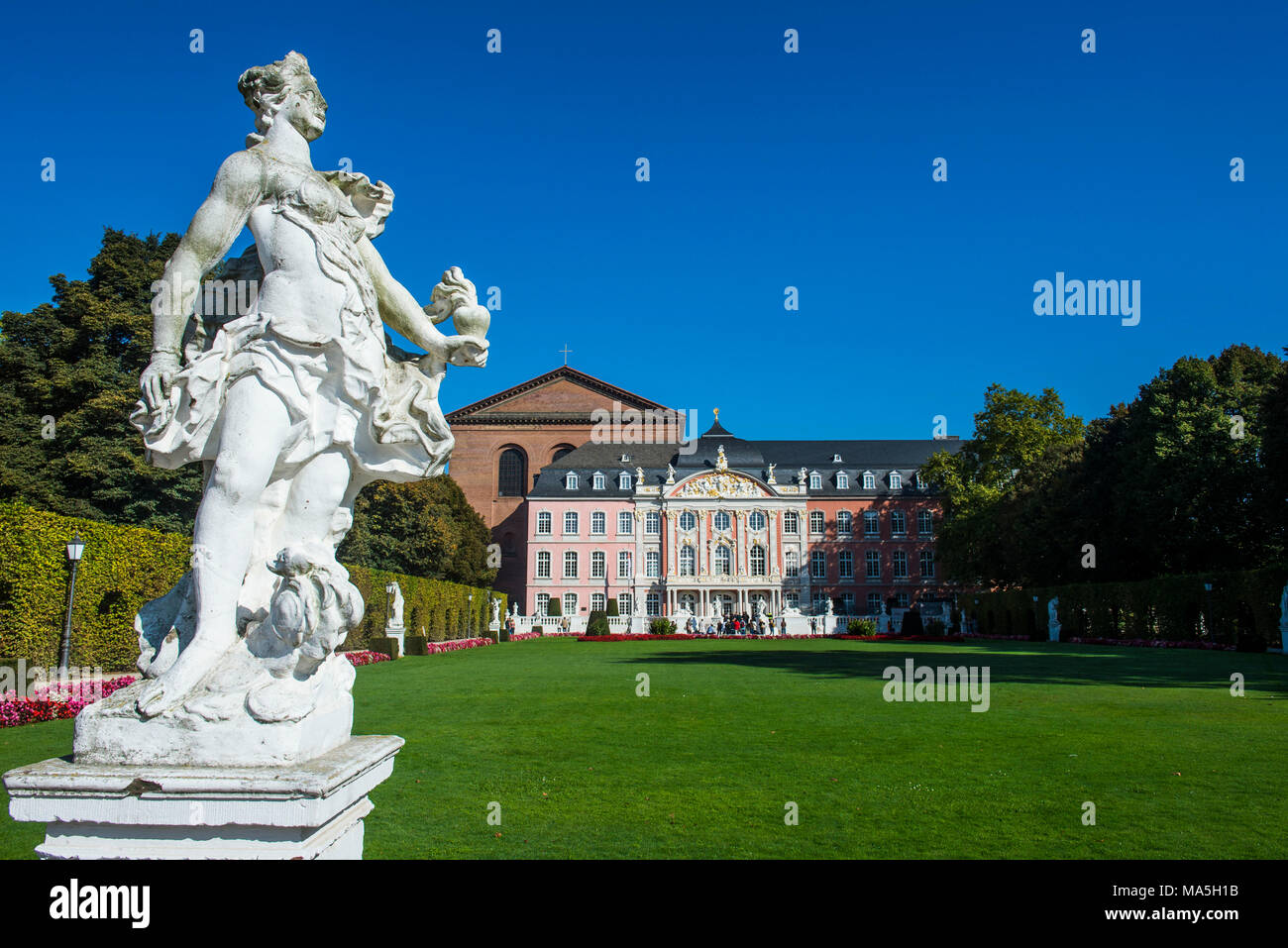 Jardins du Palais avant Palaca de Trèves, patrimoine mondial de l'UNESCO, la vue de la vallée de la Moselle, Trèves, Rhénanie-Palatinat, Allemagne Banque D'Images