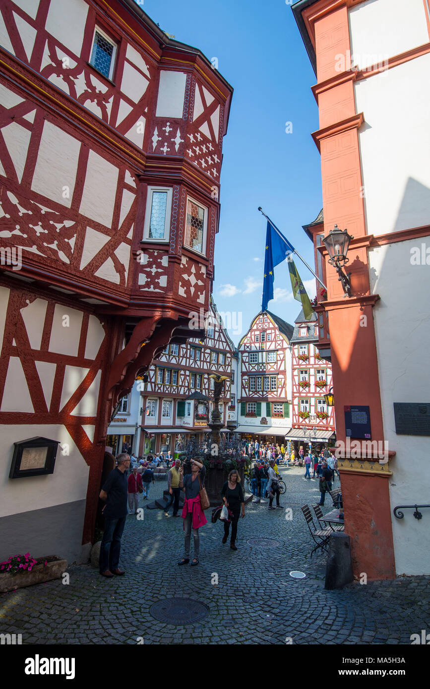 Maisons à colombages de la place du marché de Bernkastel-Kues, vallée de la Moselle, Rhénanie-Palatinat, Allemagne Banque D'Images