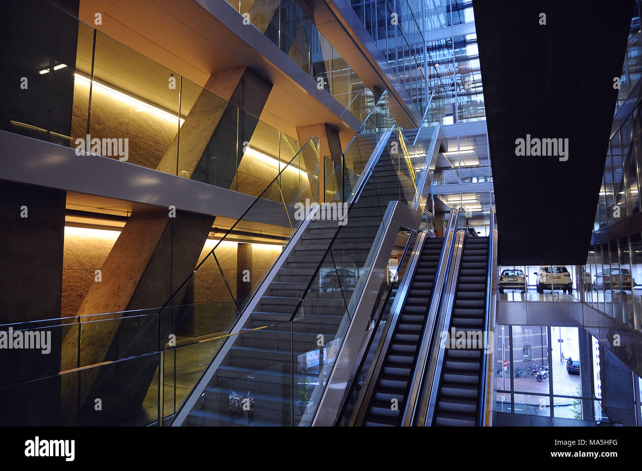 Architecture d'intérieur moderne, escaliers d'un immeuble d'affaires à Rotterdam, Banque D'Images