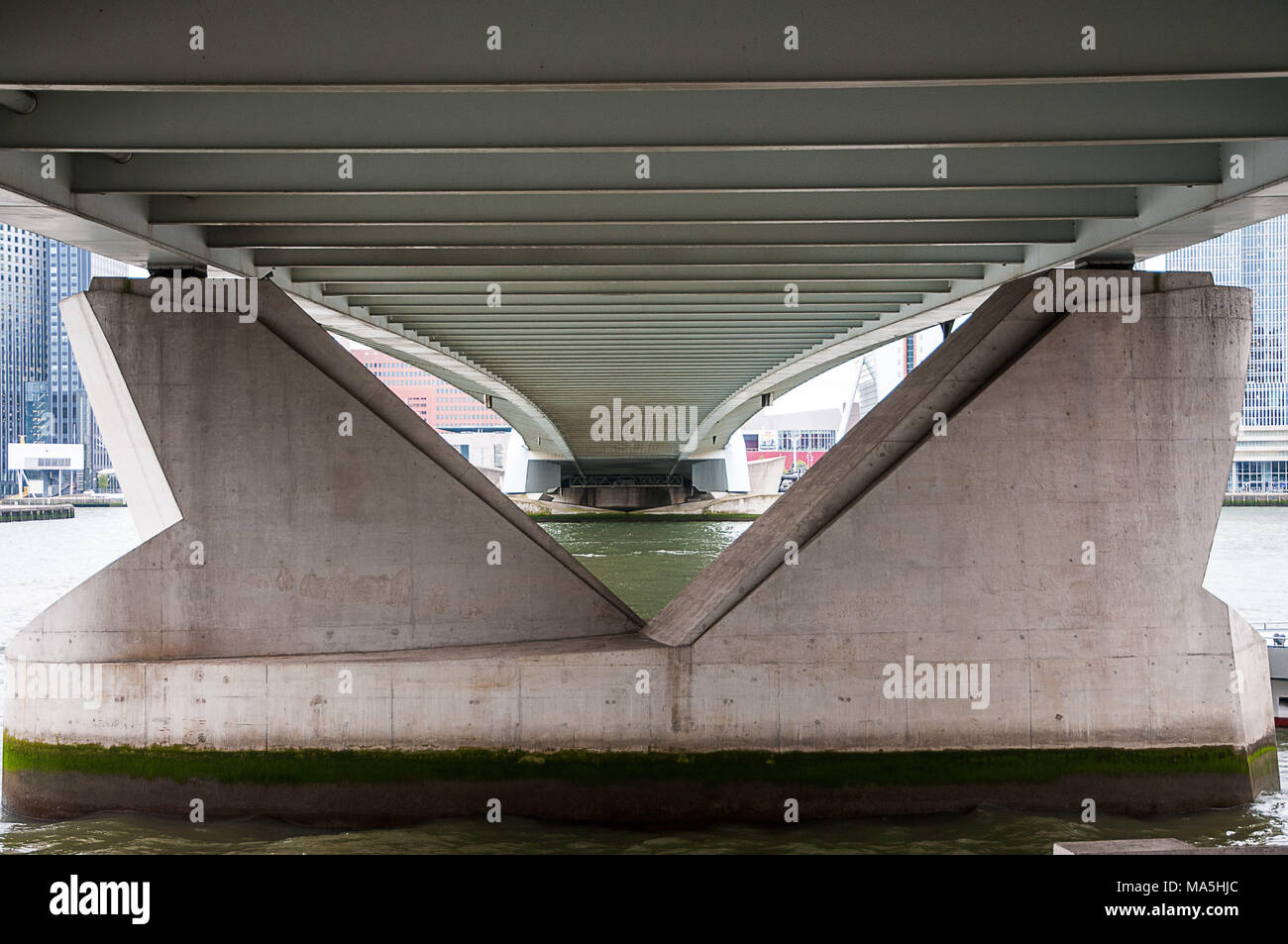 Sous le pont Erasmus à Rotterdam Banque D'Images