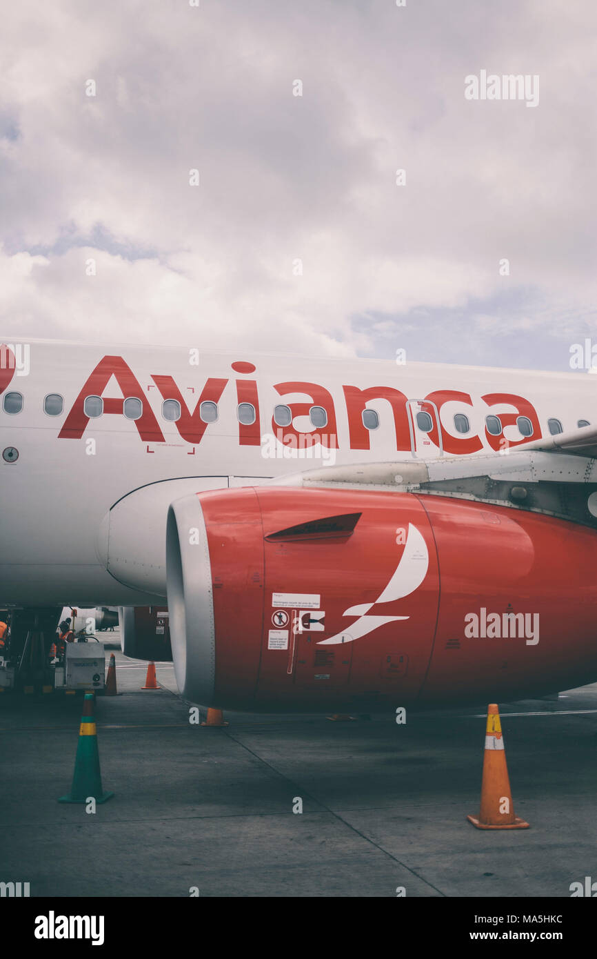 Avianca avion à l'aéroport Ministro Pistarini à Buenos Aires, Argentine Banque D'Images