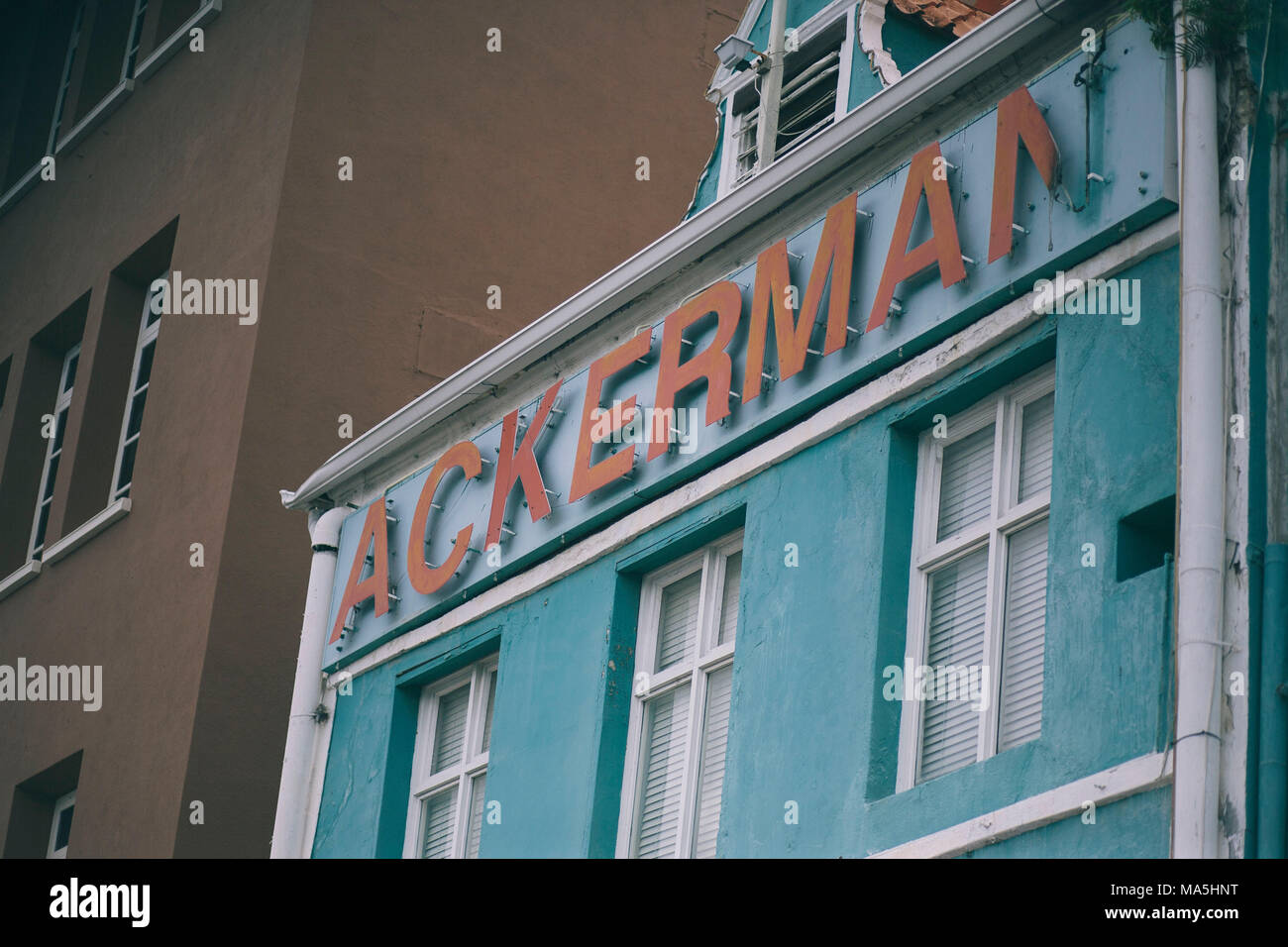 Ackerman sign in metal typographie en orange sur Willemstad, Curaçao island Banque D'Images
