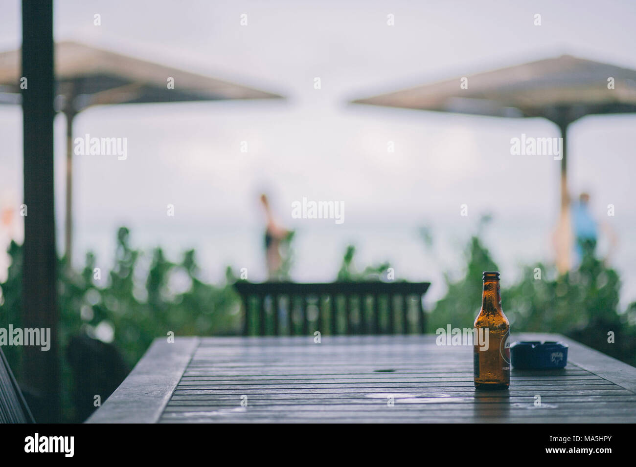 Cendrier et une bouteille de bière seul sur une table dans un club de plage sur l'île de Bonaire Banque D'Images