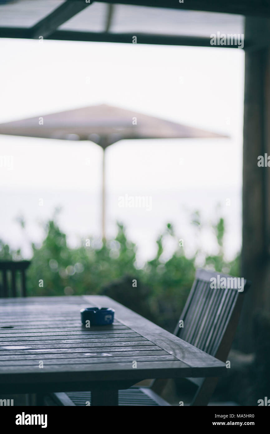 Cendrier seul sur une table dans un club de plage sur l'île de Bonaire Banque D'Images