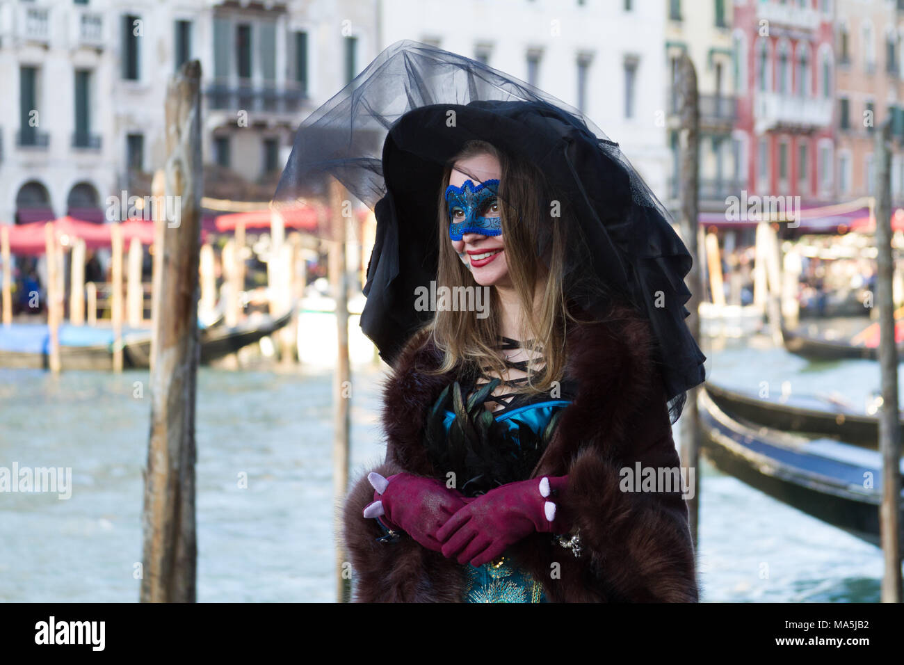 Venezia (Venise), Italie. 2 février 2018. Une jeune femme dans un costume et un masque au carnaval de Venise. Banque D'Images