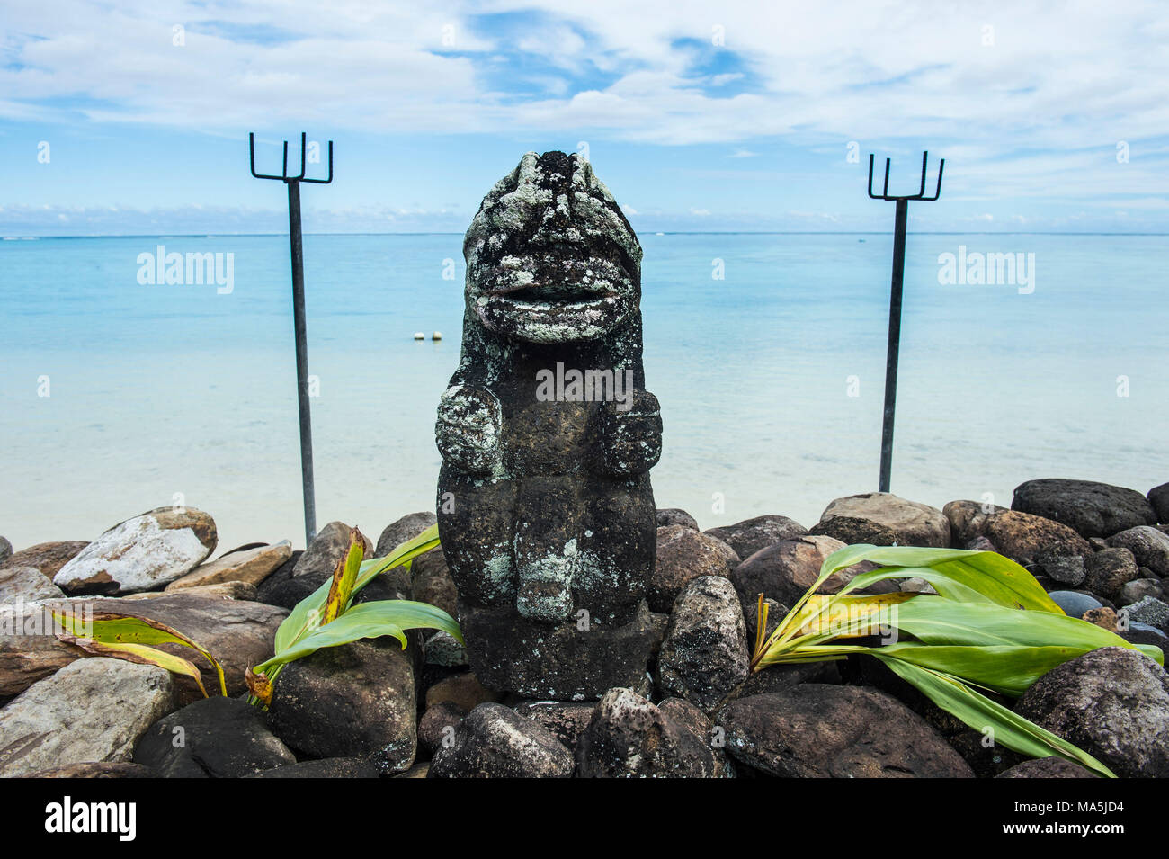 Moai debout sur une plage, village culturel, Moorea, Polynésie Française Banque D'Images