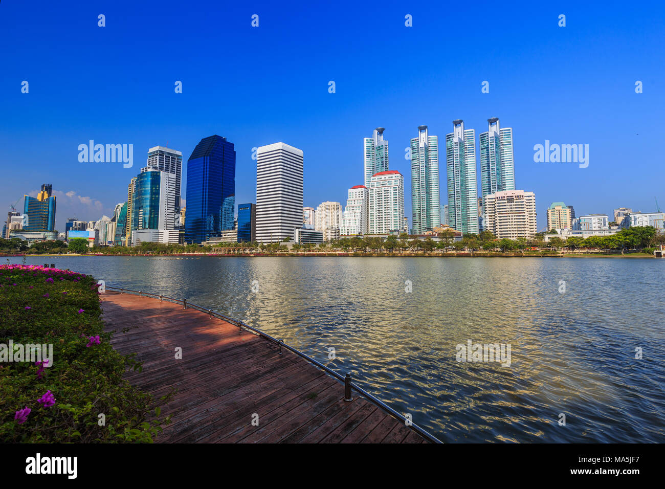 Vue sur la ville à Benjakitti Park à Bangkok, Thaïlande Banque D'Images