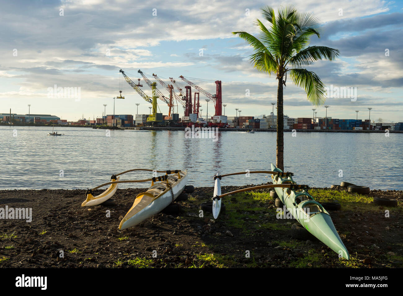 De nombreux kayaks sur la plage de Papeete, Tahiti, Polynésie Française Banque D'Images