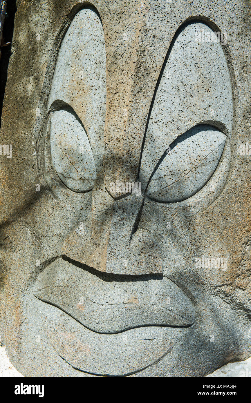 Statue en pierre sculptée sur un Motu, Bora Bora, Polynésie Française Banque D'Images