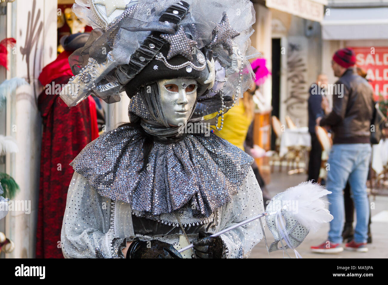 Venezia (Venise), Italie. 2 février 2018. Une personne en masque sur le carnaval de Venise. Banque D'Images
