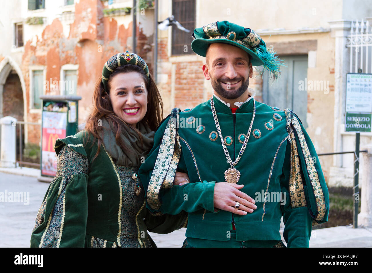 Venezia (Venise), Italie. 2 février 2018. Un couple en habits royaux sur Carnaval de Venise. Banque D'Images