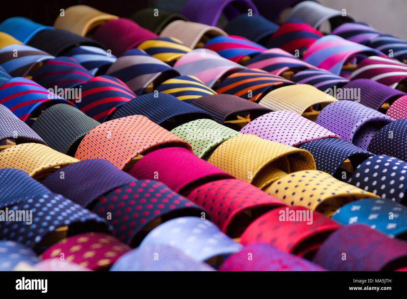 Cravates colorées affichées dans un magasin Banque D'Images