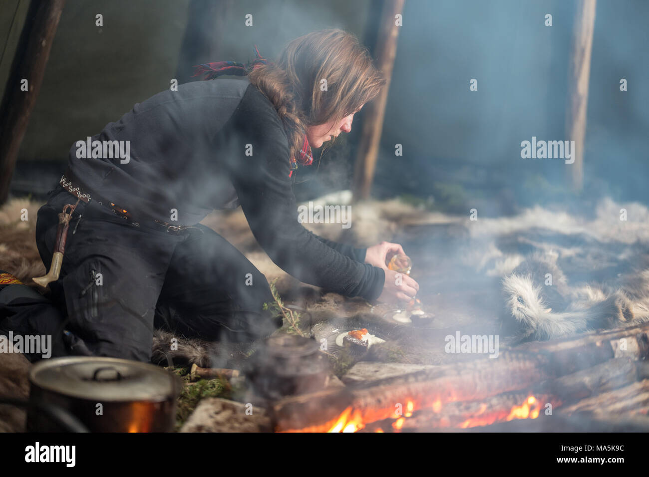 Repas traditionnel dans un Preapered Sami Livre. Banque D'Images