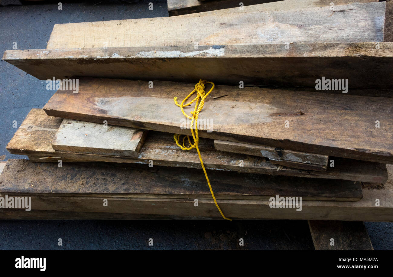 Planches en bois retiré de la construction en cours de restauration Banque D'Images