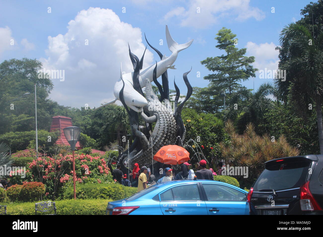 Statue d'un requin et d'un crocodile, symbole de la ville de Surabaya, province de Java-est, Indonésie Banque D'Images