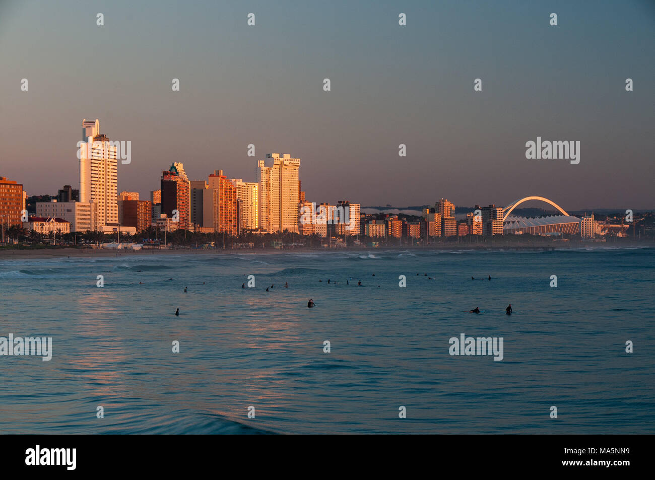 Beacfront au lever du soleil sur les toits de Durban Banque D'Images