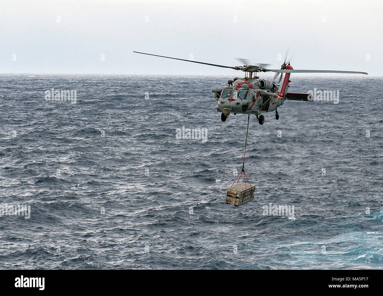 180327-N-JC445-0068 de l'OCÉAN ATLANTIQUE (27 mars 2018) Un MH-60S Sea Hawk, joint à l'Escadron d'hélicoptères de combat de la mer (HSC), 9 porte explosées du porte-avions USS George H. W. Bush (CVN 77) pour l'appui au combat rapide navire USNS Supply (T-AOE 6) lors d'un déchargement de munitions. Le navire est en cours d'exercices de soutien pour maintenir l'état de préparation de l'opérateur. (U.S. Photo par marine Spécialiste de la communication de masse 3 Classe Mario Coto) Banque D'Images