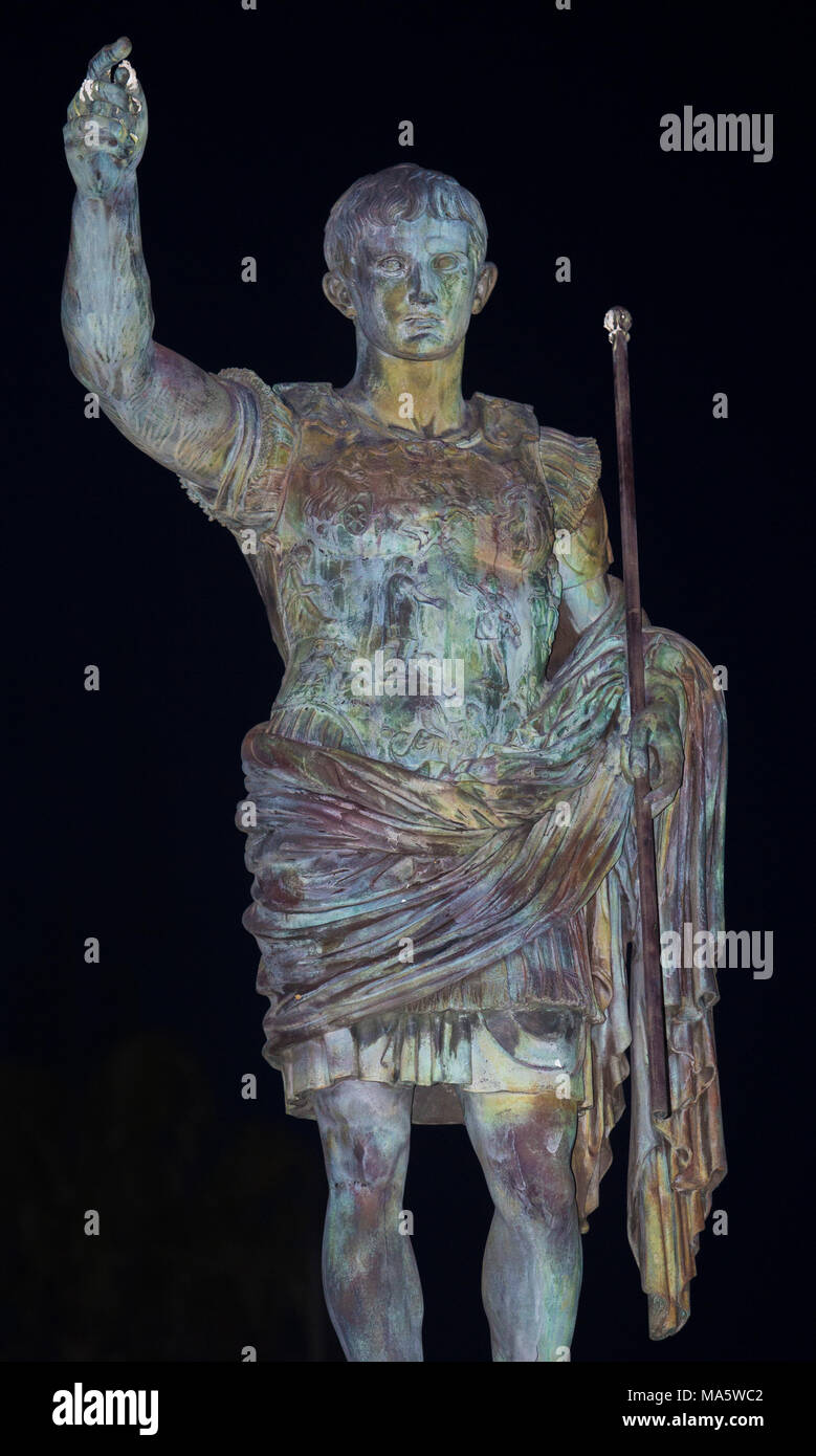 Réplique d'Auguste de Prima Porta statue de nuit. Merida, Espagne Banque D'Images