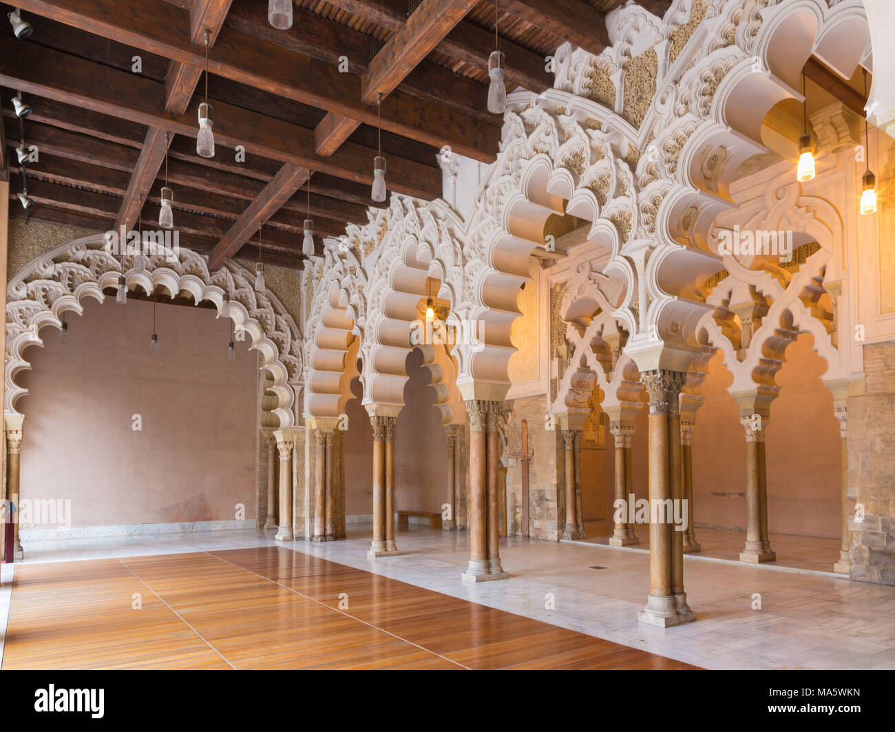 Saragosse, Espagne - 2 mars, 2018 : La salle des fêtes de la Aljaferia palace. Banque D'Images