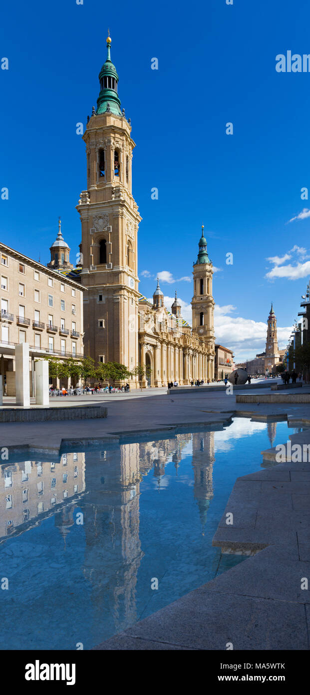 Saragosse, Espagne - 3 mars 2018 : La Cathédrale Basilique du Pilar et de la fontaine moderne. Banque D'Images