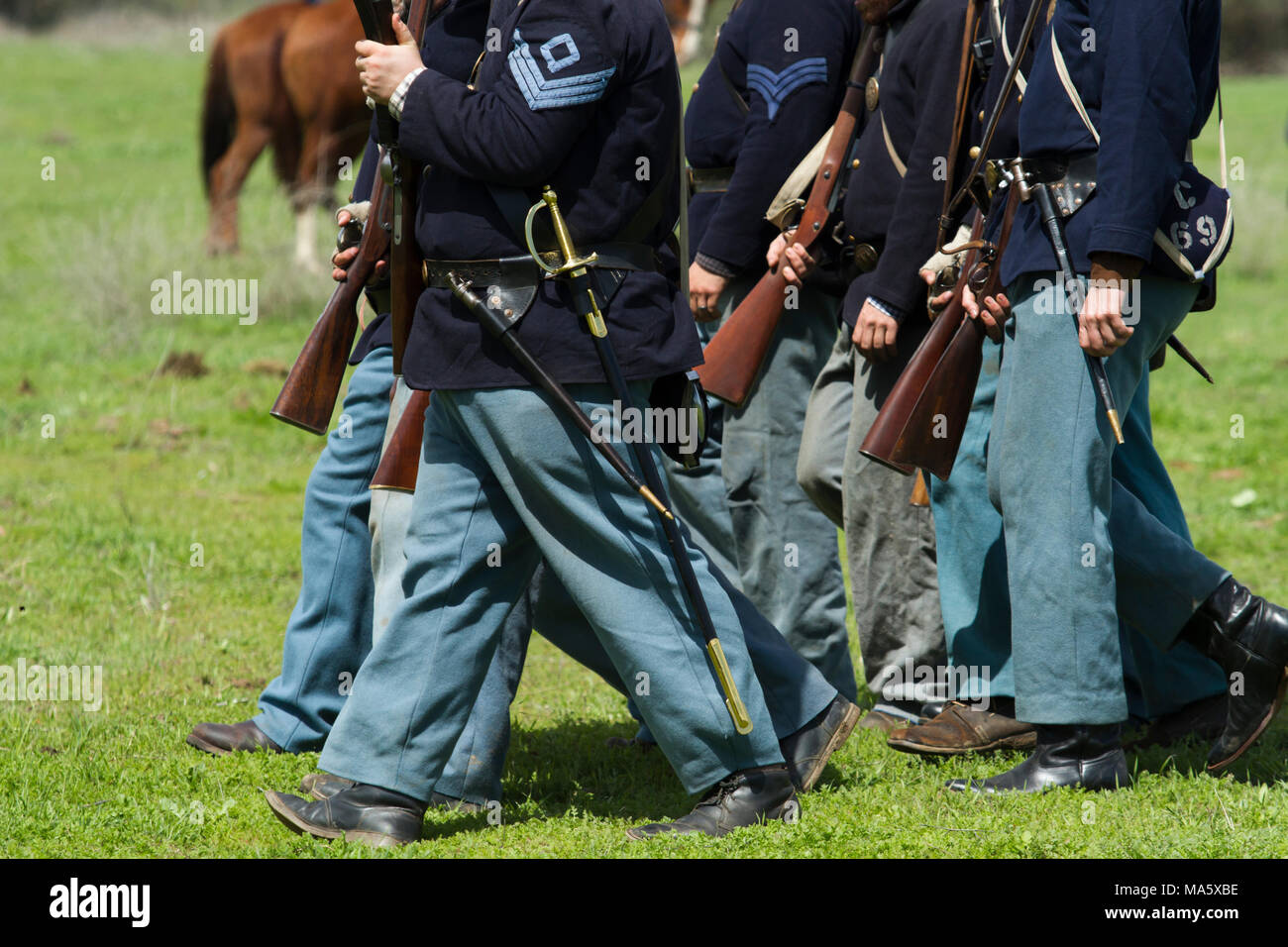 Guerre civile américaine Union Infantry reenactors marchent au combat Banque D'Images