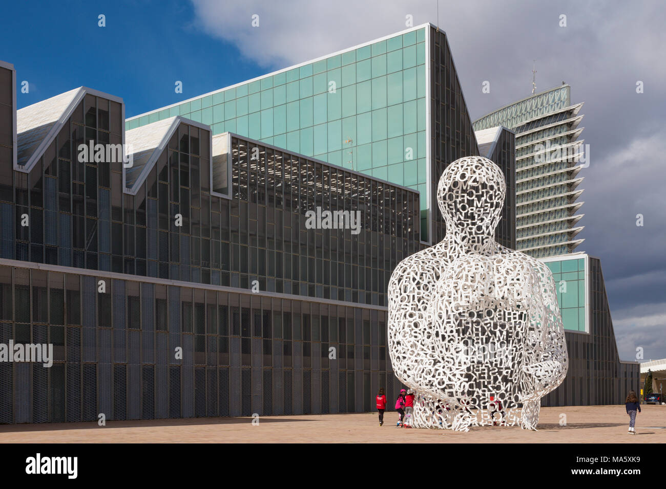 Saragosse, Espagne - 3 mars 2018 : Le modernsculpture Alma del Ebro sculpture (l'âme de l'Èbre) devant le palais des congrès - Palais des Congrès Banque D'Images
