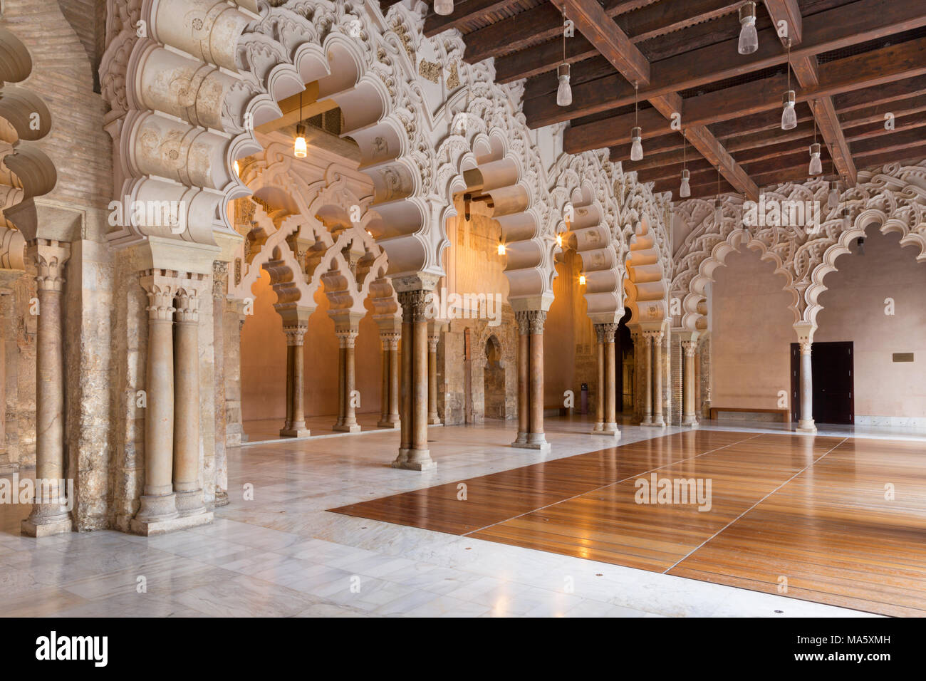 Saragosse, Espagne - 2 mars, 2018 : La salle des fêtes de la Aljaferia palace - Séjours de l'Amérique du pneu, avec triple accès à la Golden Hall. Banque D'Images
