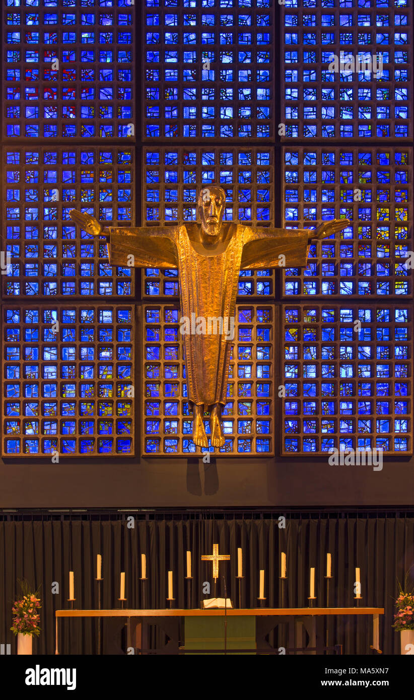 BERLIN, ALLEMAGNE, 15 février - 2017 : La statue du Christ Jésus dans le Kaiser Wilhelm Gedachtniskirche par Karl Hemmeter (1904 - 1986). Banque D'Images