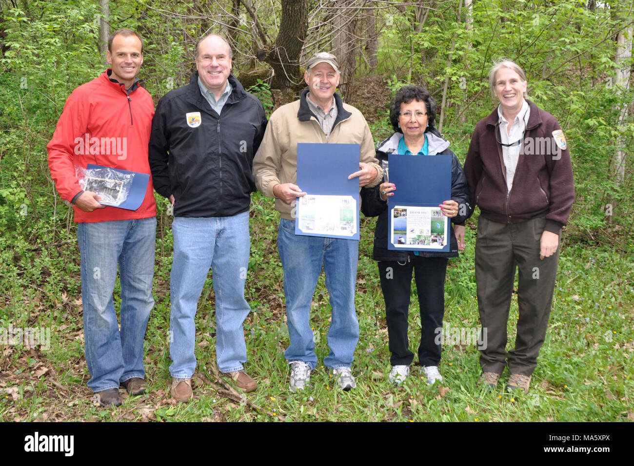 Une reconnaissance spéciale. Directeur régional adjoint Charlie Wooley et sous-Refuge Crèche Jeanne Holler remercier événements supporters pour 20 ans de soutien. De gauche à droite : Mark Wilhite de General Mills, Charlie Wooley, bénévole de longue date Jim Drudick, Alberta Norris de la bande de Red Lake et Jeanne Holler. Banque D'Images