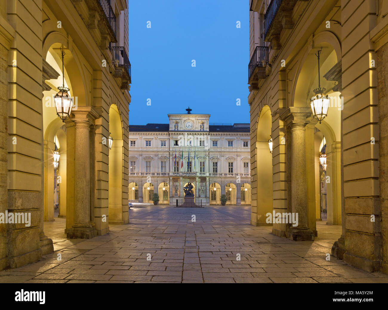 Turin - La place Piazza Palazzo di Città avec le Civico et Monumento al Conte Verde au crépuscule. Banque D'Images