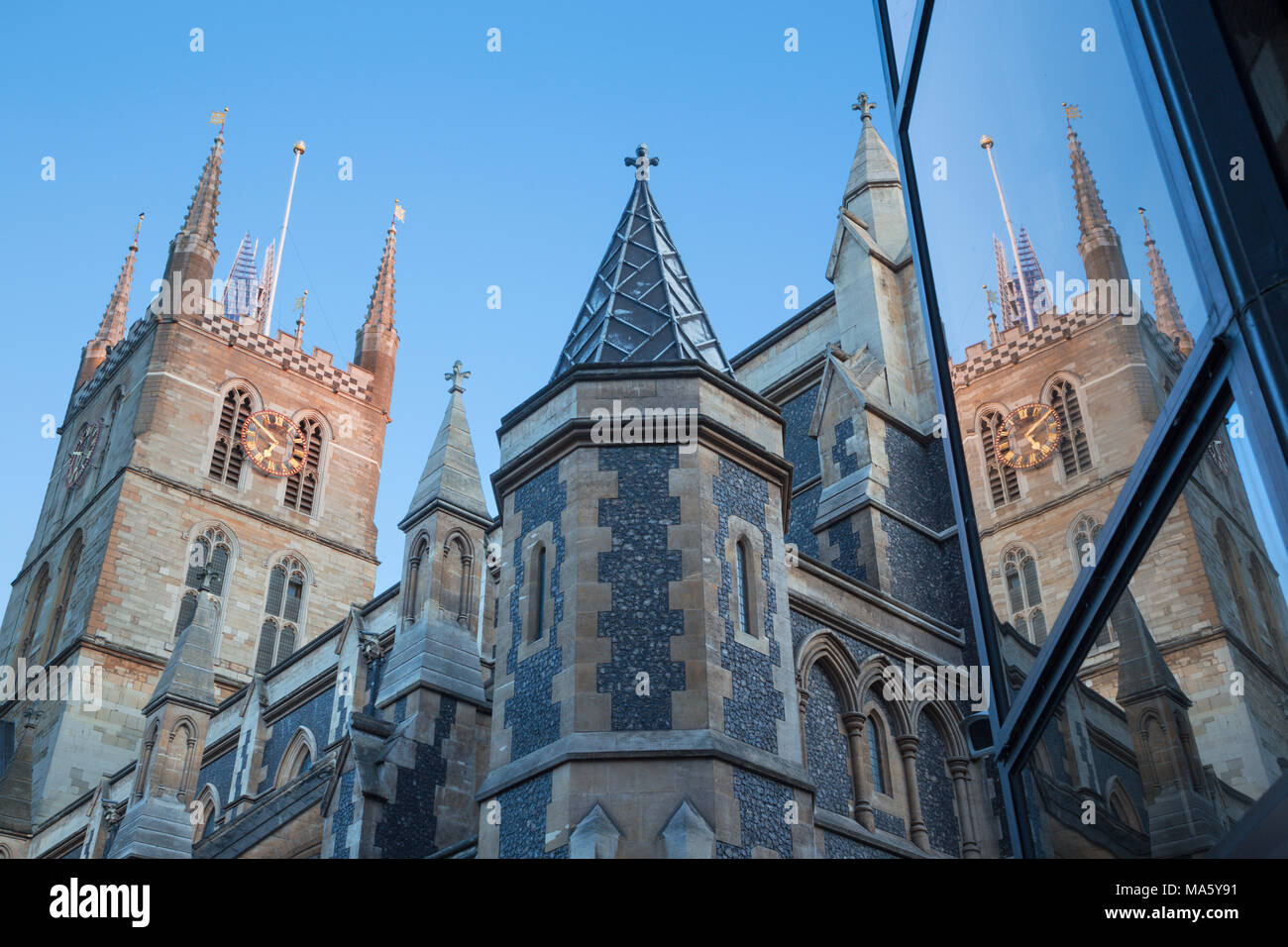 Paris, France - 19 septembre 2017 : Le haut de shard tower et la tour de la cathédrale de Southwark en lumière du soir. Banque D'Images