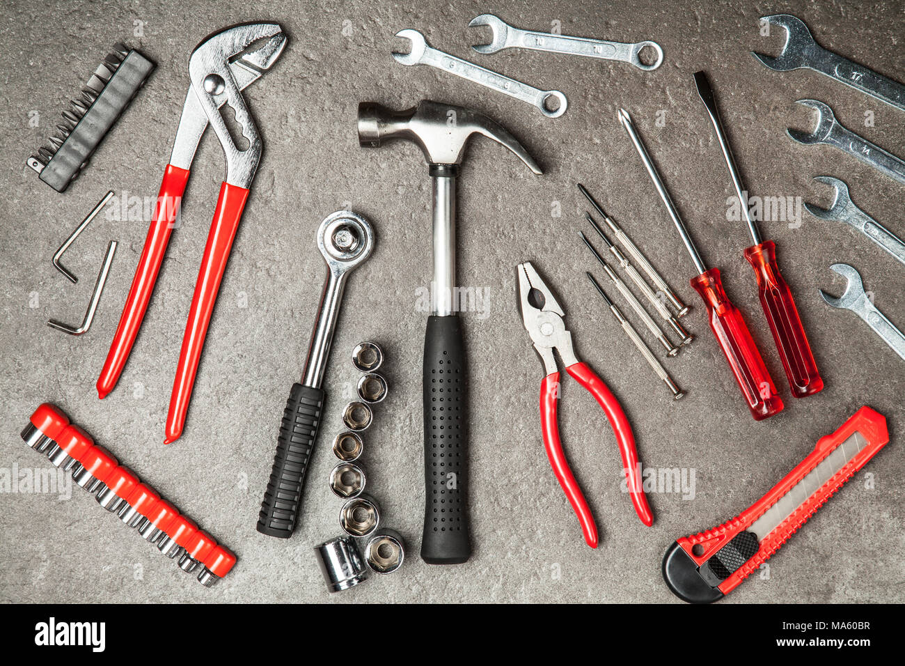 Outils de bricolage ensemble avec différents types de clés, marteau et  d'une pince Photo Stock - Alamy
