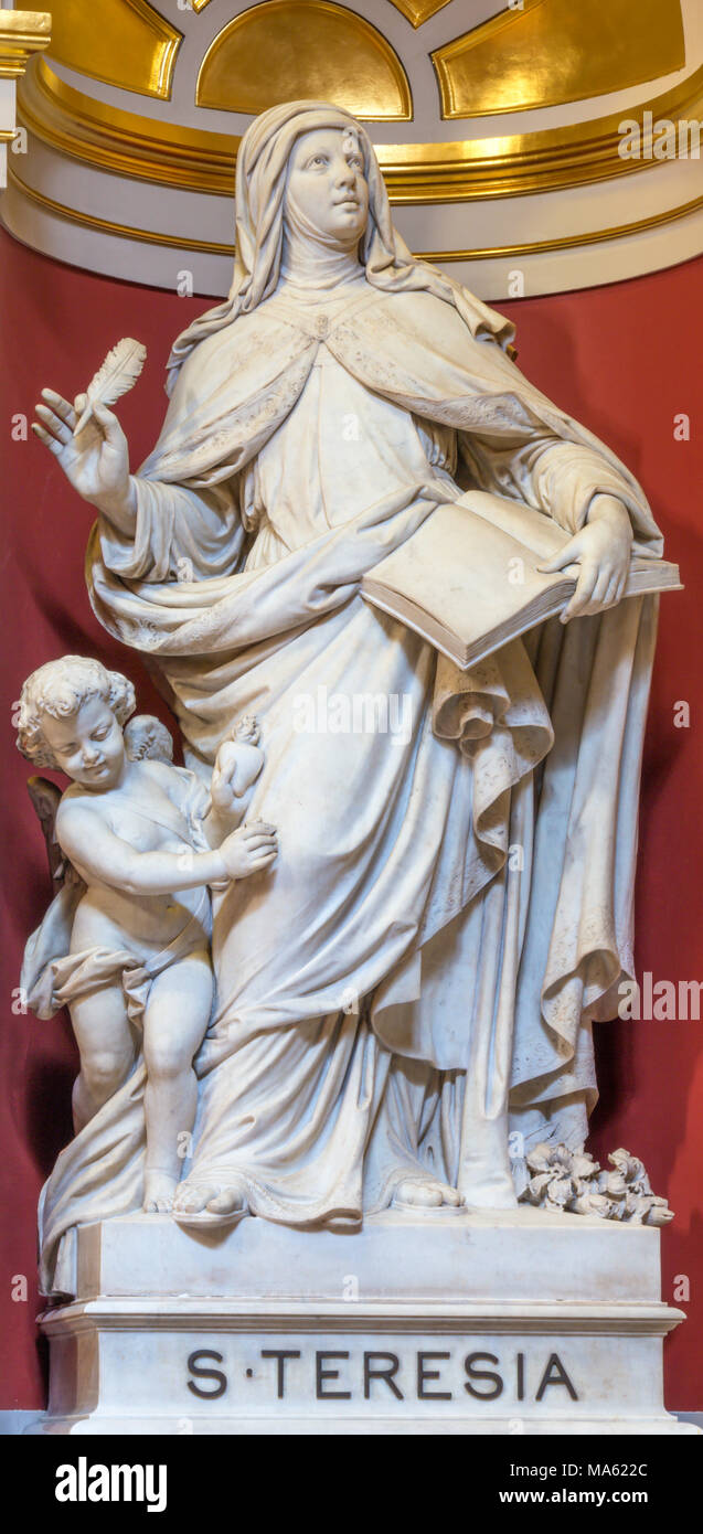 Paris, France - 13 septembre 2017 : La statue en marbre de sainte Thérèse d'Avila en église Brompton Oratory (cœur immaculé de Marie) par unknow Banque D'Images