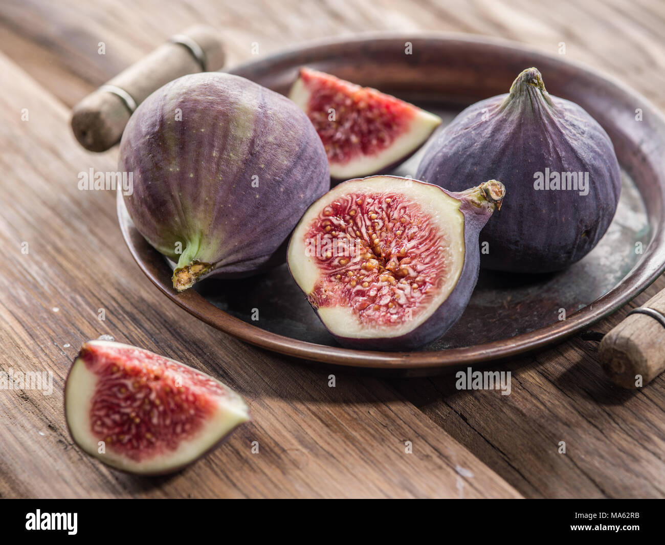 Fruits mûrs figure sur la table en bois. Banque D'Images