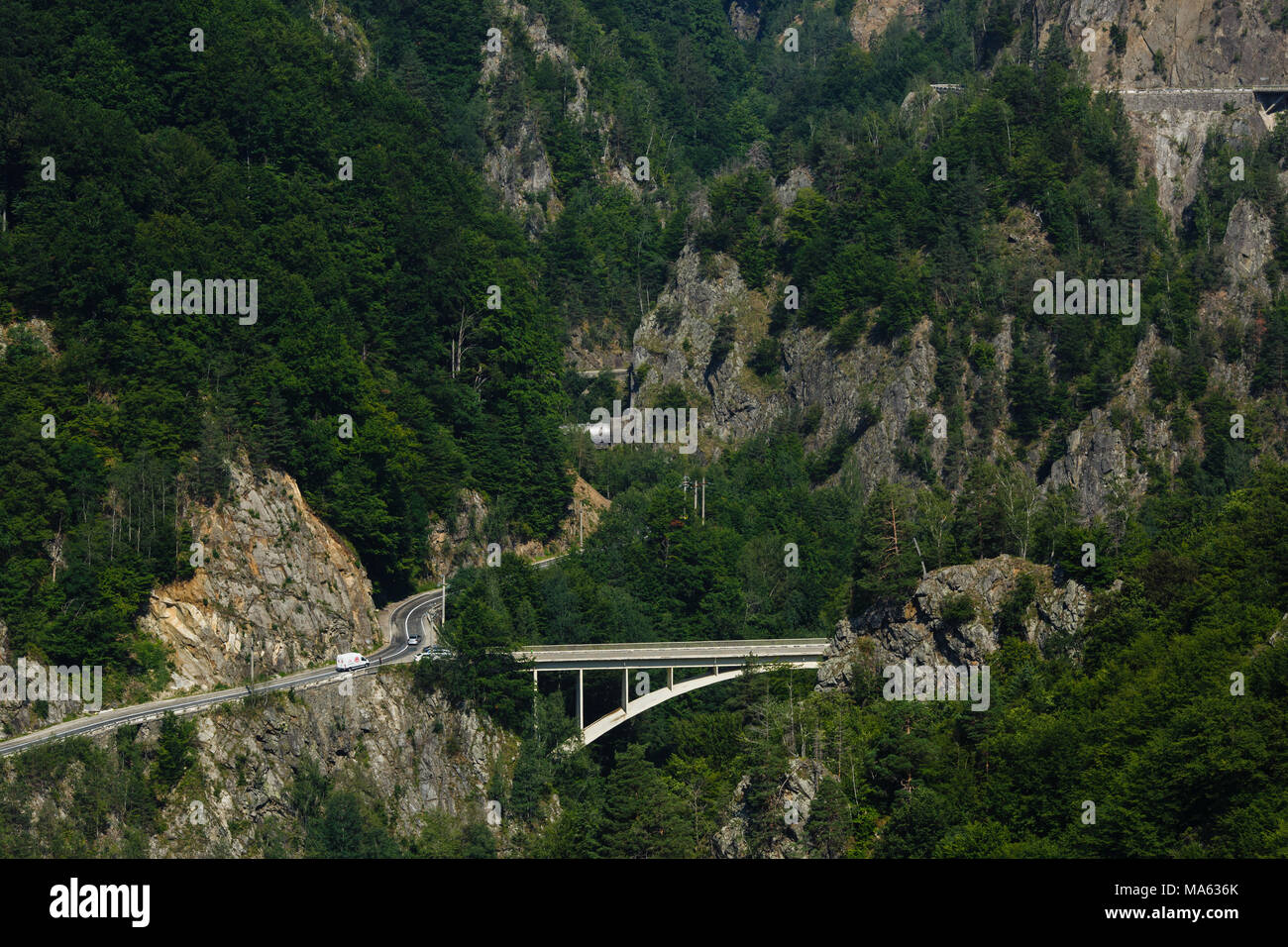 Vue aérienne de montagne route du château de Cetatea Poenari en Roumanie Banque D'Images