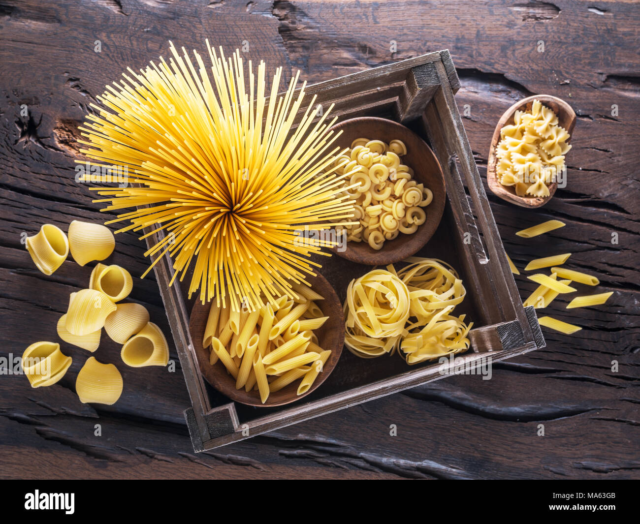 Différents types de pâtes sur la table en bois. Vue d'en haut. Banque D'Images