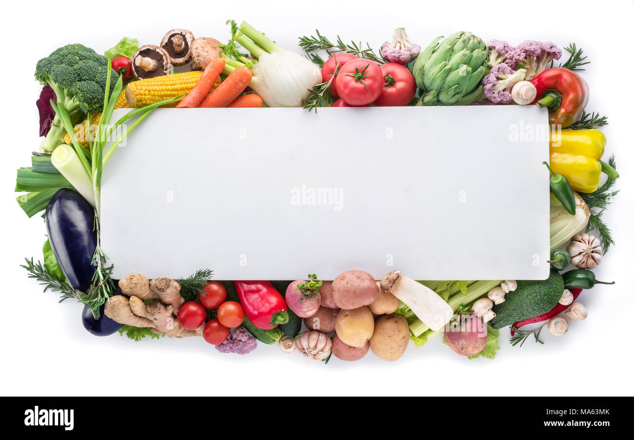 Différents légumes colorés disposés comme une trame sur fond blanc. Espace libre pour votre texte. Banque D'Images