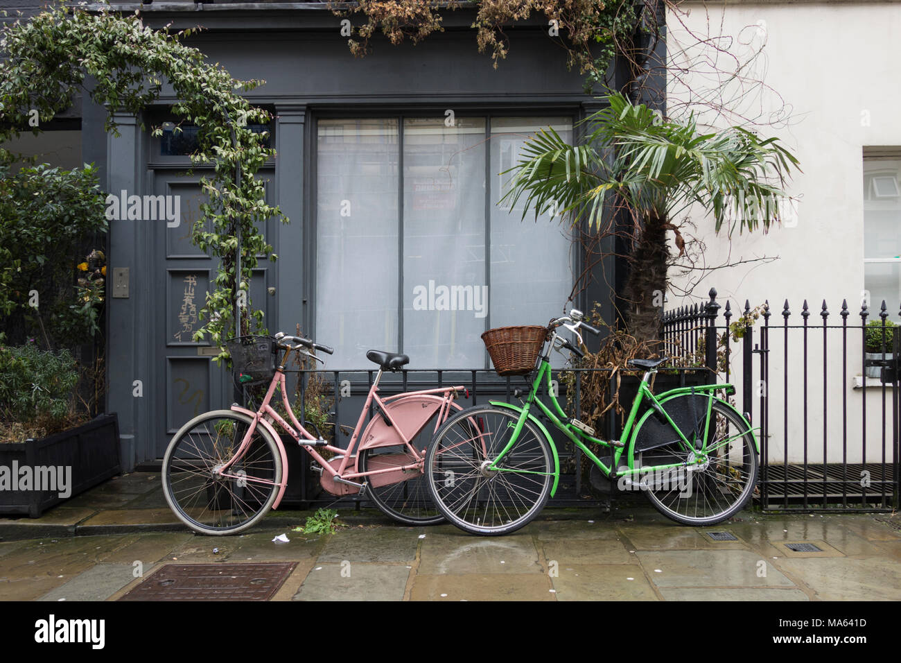 Vintage vélos garés devant un bien sur Warren Street, Camden, London, NW1, UK Banque D'Images