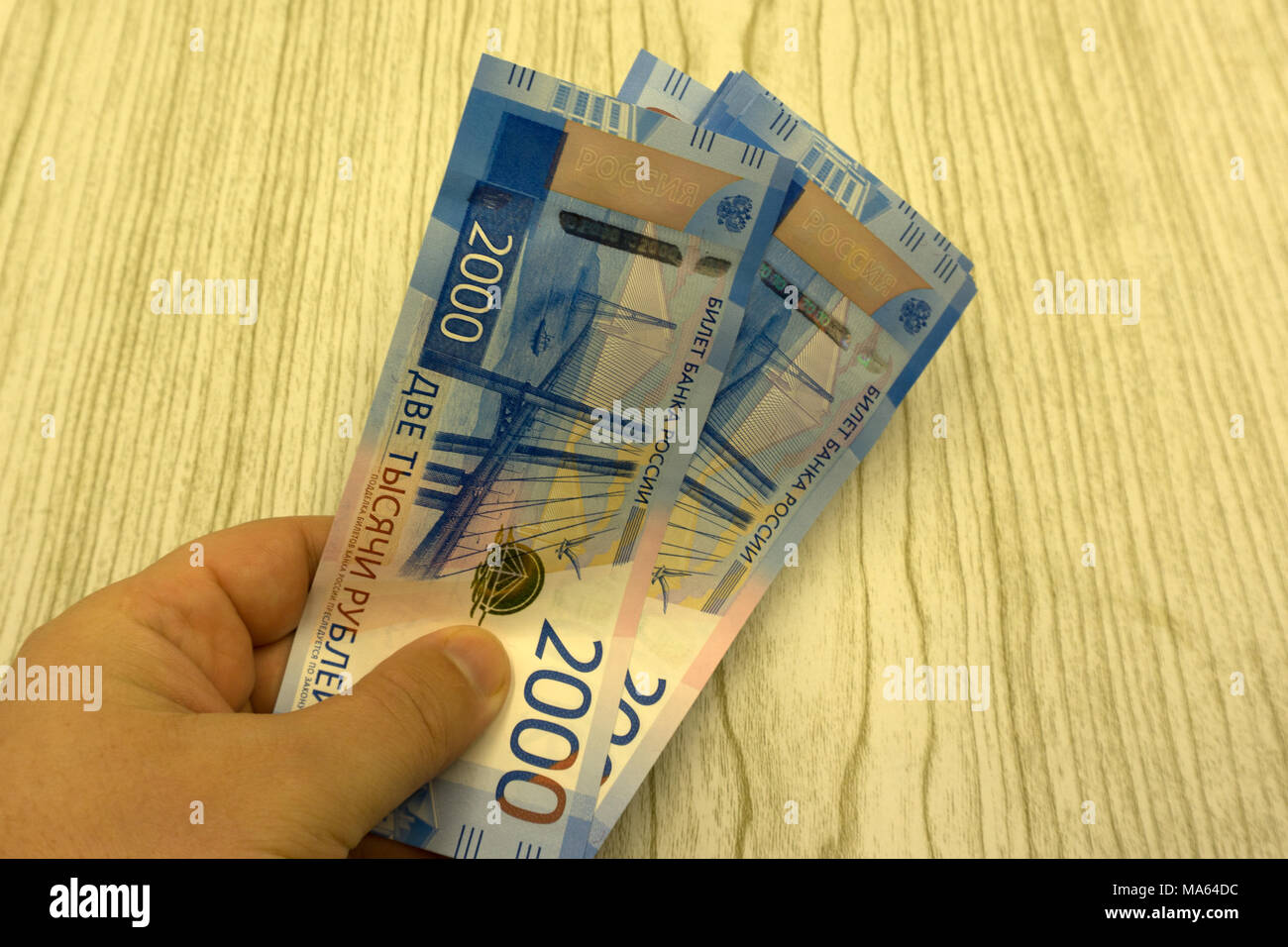 Nouveaux billets de 2000 roubles isolé sur fond blanc Banque D'Images