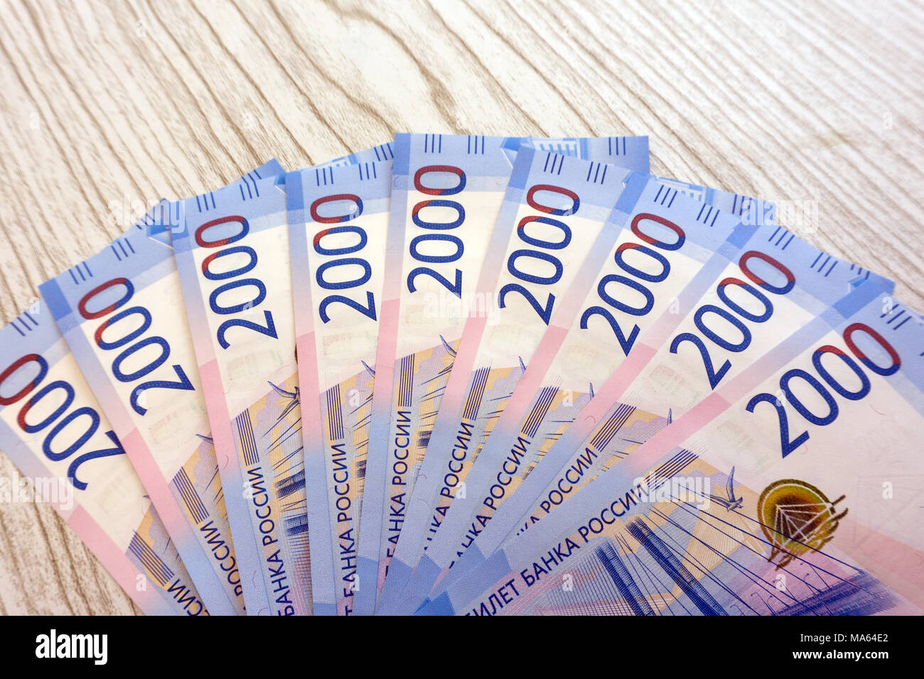 Deux mille roubles avec un billet de banque. Nouveau billet de russe en deux mille roubles en 2017. Paiement argent bleu papier Banque D'Images