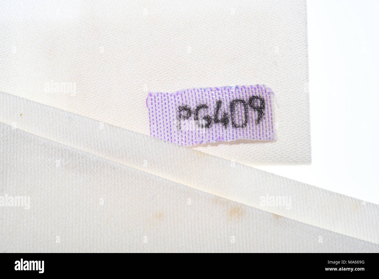 Blanchisserie à l'ancienne tags pour indiquer où les articles de blanchisserie doivent être retournés à. Banque D'Images