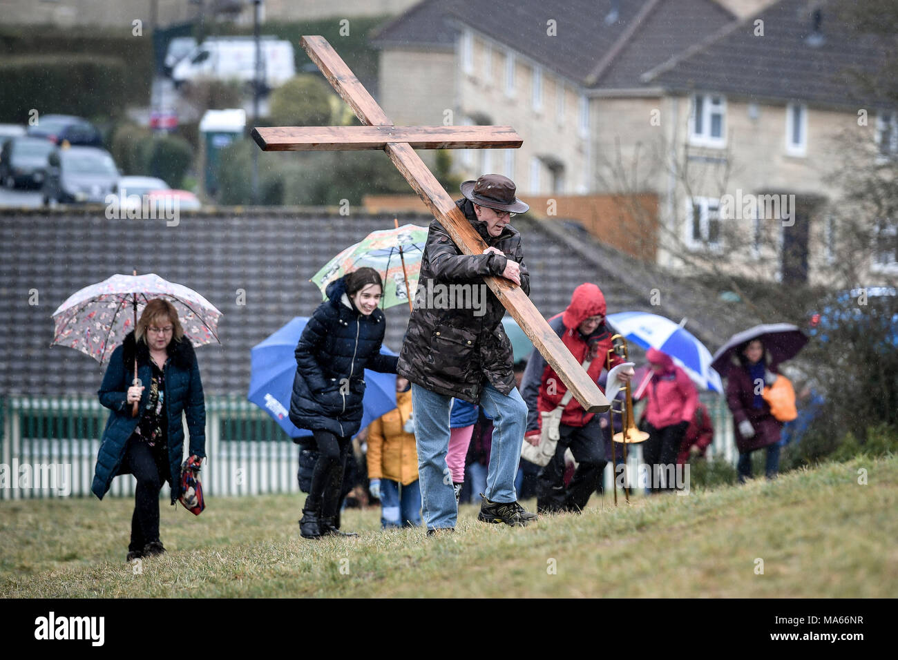 Une croix en bois s'effectue jusqu'à Bath Roundhill, Wiltshire, où plusieurs églises chrétiennes prennent part à la marche du témoin d'imiter le voyage que Jésus a pris portant sa croix à travers les rues de Jérusalem le vendredi saint. Banque D'Images