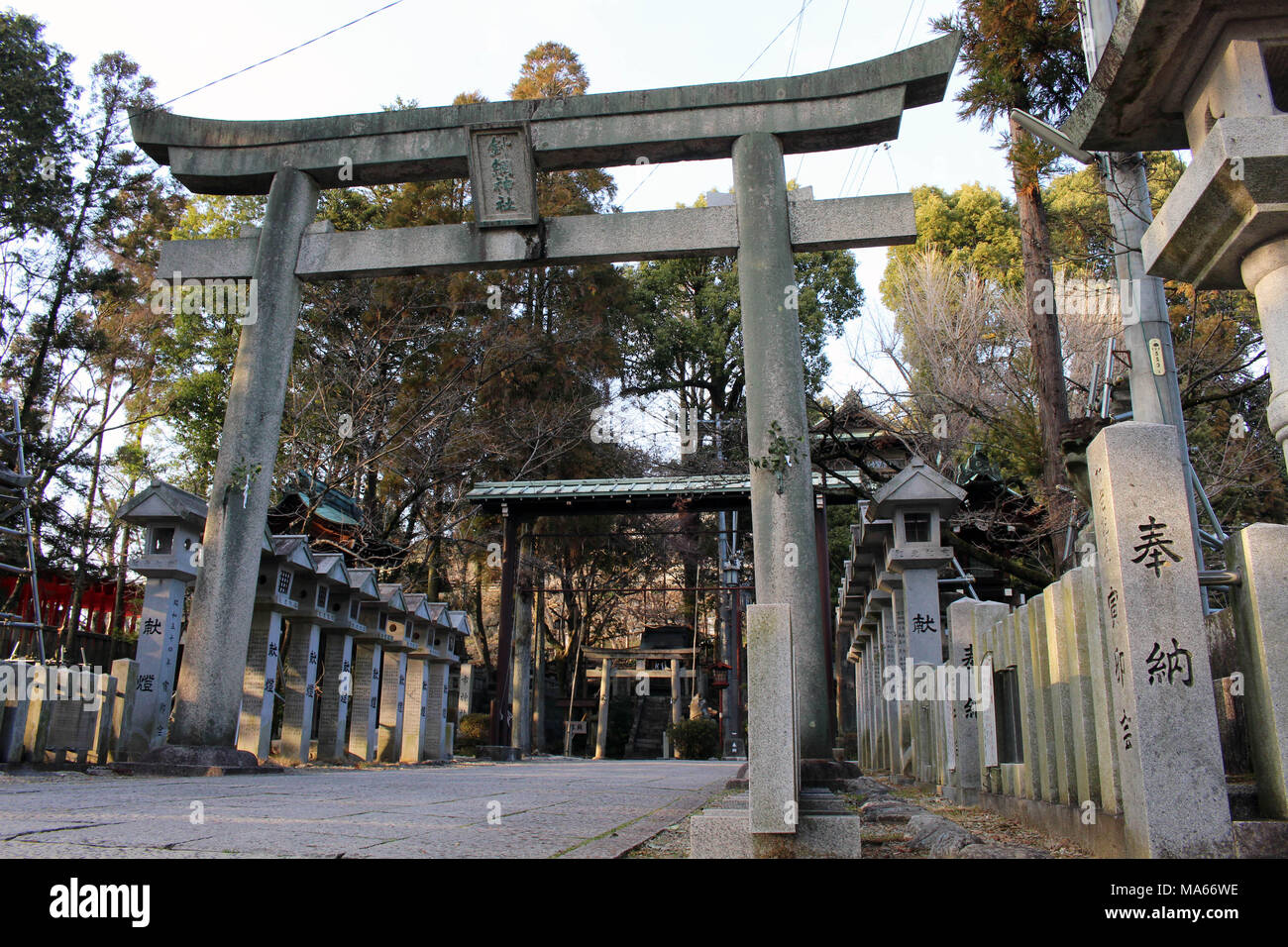 Traduction : la porte de temple shintoïste au Japon, Inuyama. Prise en février 2018. Banque D'Images