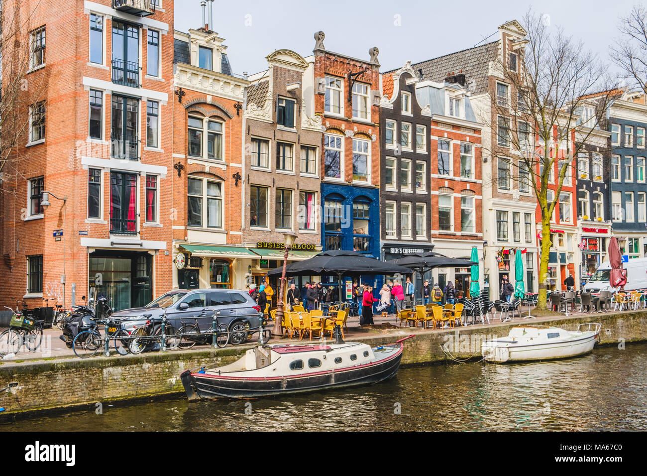 Amsterdam, Pays-Bas - mars 2018 : Beaucoup de personnes entassées dans des paysages de rue dans le centre-ville d'Amsterdam Banque D'Images
