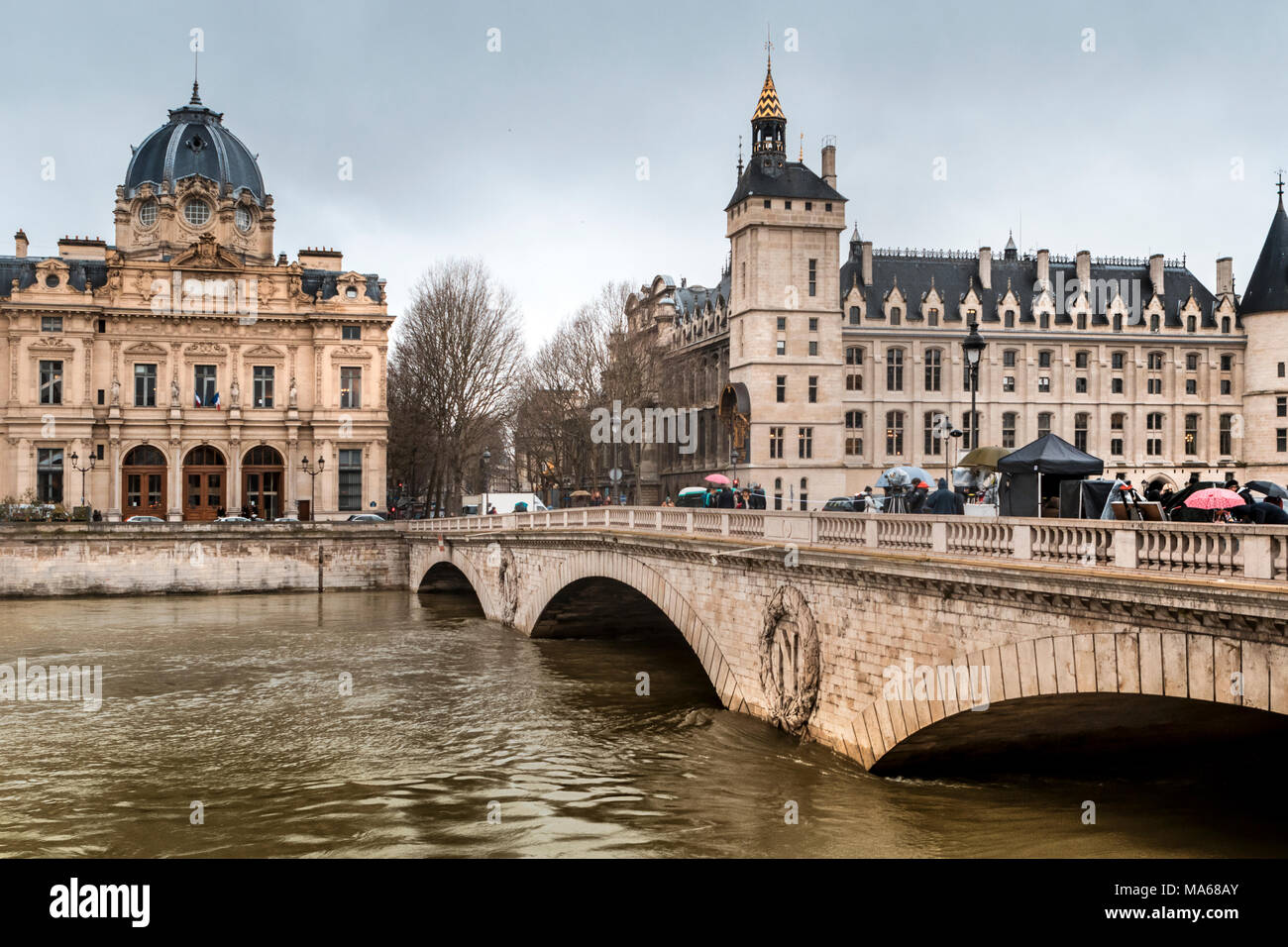 Pont Saint-Michel pont enjambant le fleuve Seine gonflé pendant l'inondation de Paris en 2018 avec le Tribunal de Commerce et Palais de Justice Banque D'Images
